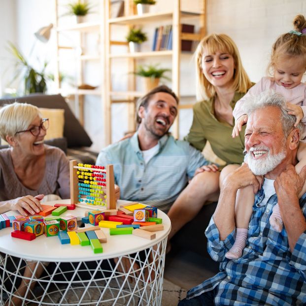 familia con juguetes didacticos